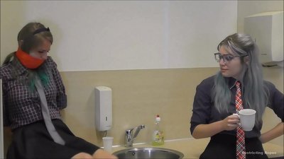 Kecanduan / diikat dan disumpal / wanita dalam kesusahan